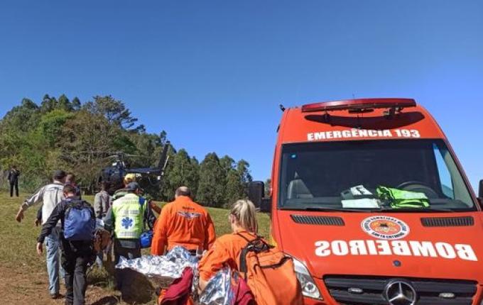 Homem sofre ferimentos graves ao cair de parapente em meio a mata