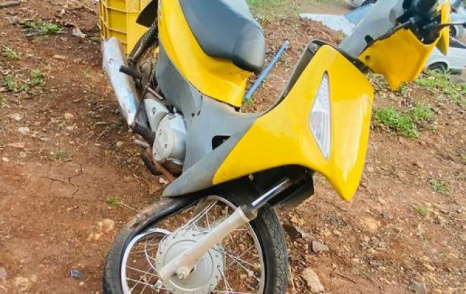 Mulher fica ferida em colisão entre carro e moto em Itapiranga