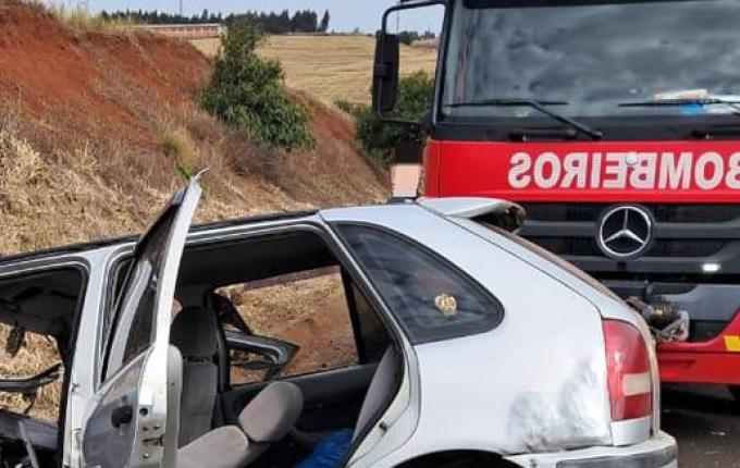 Homem fica preso nas ferragens após colisão entre carro e trator em Palma Sola