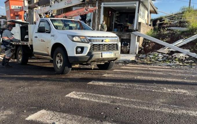 Vento e chuva forte destelham casas e causam estragos em São Miguel do Oeste