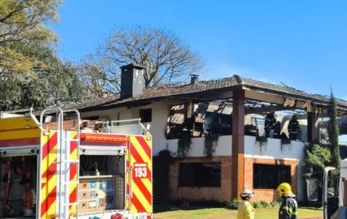 Residência é atingida pelo fogo na SC-305 em Campo Erê