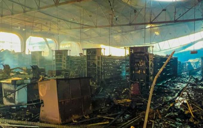 Após incêndio no Super Vipi, equipes trabalham na retirada de entulho