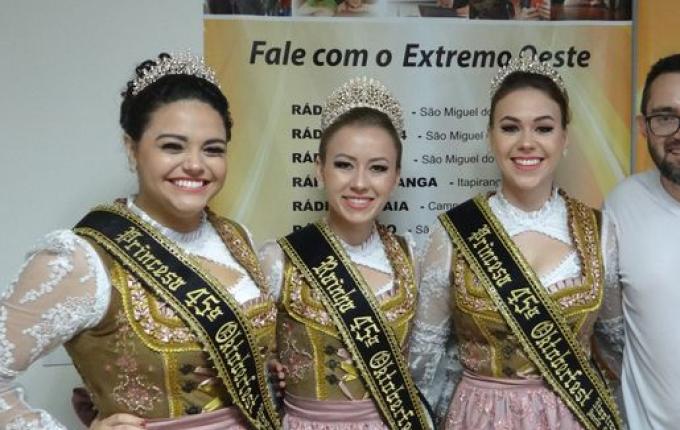 Soberanas da 45ª Oktoberfest realizam divulgação na Rádio Oeste