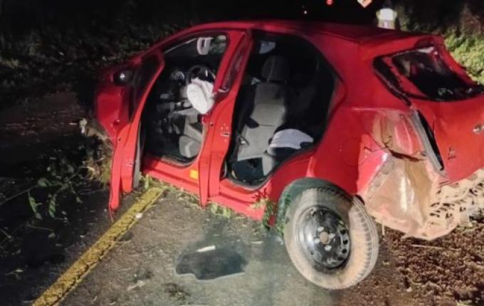 Motorista fica ferido ao bater carro em barranco na SC-496, em Santa Helena