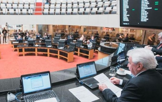Reajuste de quase 70% no salário do governador de SC é aprovado em comissão