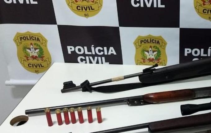 Duas pessoas são presas e quatro armas apreendidas pela Polícia Civil na comarca de Descanso