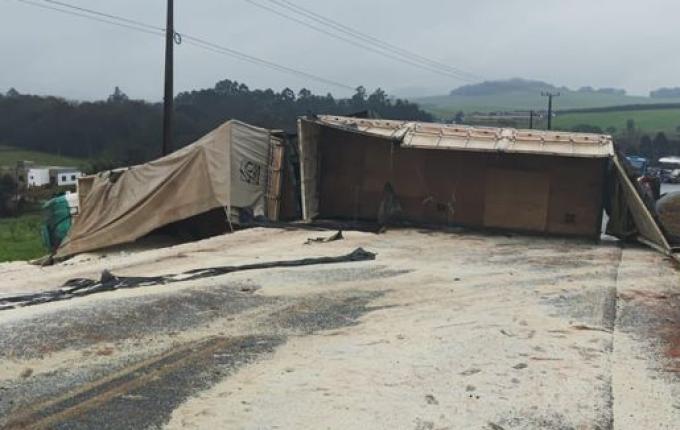 Carreta tomba na pista e bloqueia trânsito em Bom Jesus