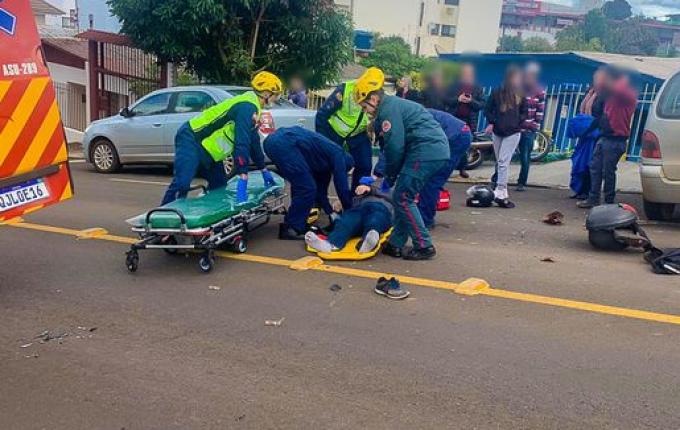 Colisão entre moto e carro deixa motociclista ferido em SMOeste; Assista