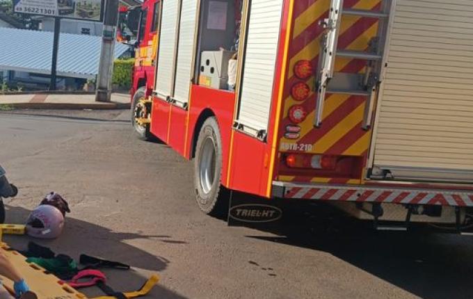 Motociclista fica ferida em acidente no centro de São Miguel do Oeste