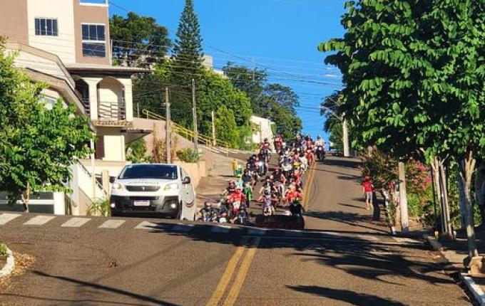 Com motos e emoção, familiares e amigos se despedem de Chumbinho