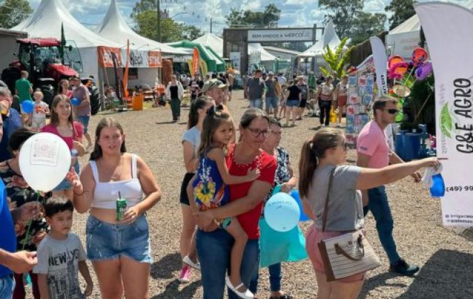 Sábado de sol leva grande público para o parque da Faismo