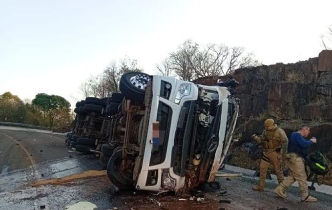 Acidente deixa motorista preso às ferragens na BR 282, em Paraíso