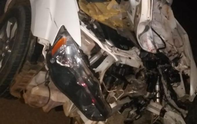 Carro colide em animal na SC-480, motorista fica ferido e boi morto