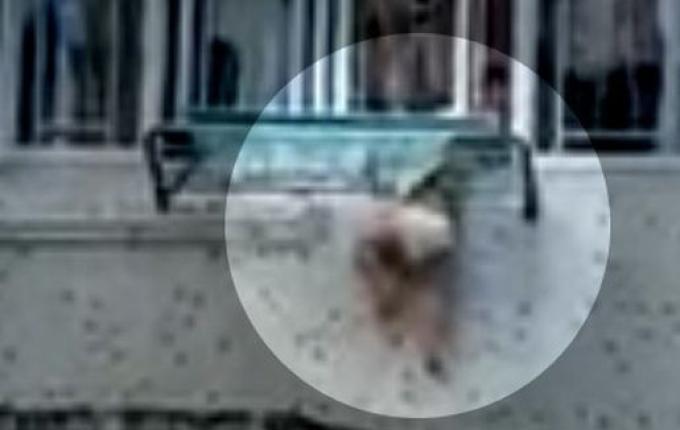 Vídeo mostra criança pendurada para fora de janela de apartamento na China