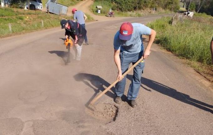 Operação tapa buraco no asfalto entre Mariflor e Padre Réus é realizado