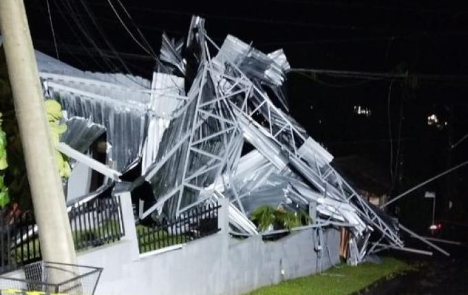 Chuvas fortes causam queda de árvore e destelhamento no Oeste