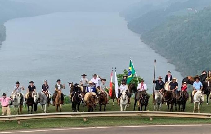 Cavalgada da Chama Crioula reúne mais de 50 participantes