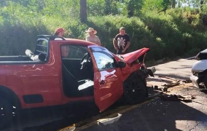 Acidente envolvendo dois veículos deixa duas pessoas feridas em Palma Sola