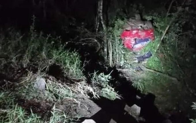 Veículo com oito pessoas capota e deixa feridos na BR-282