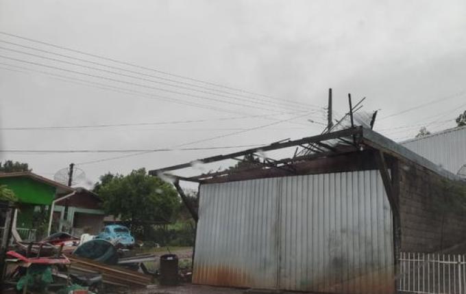 Fotos: Chuva e vento causam danos elevados em Santa Helena