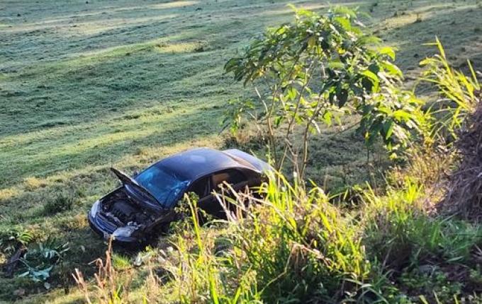 Carro de idoso cai em ribanceira em acidente no interior de Itapiranga