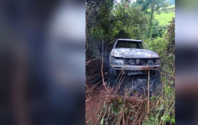 Caminhonete pega fogo e dono empurra veículo para fora de casa em Iporã do Oeste