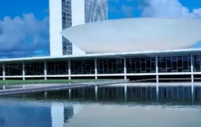 Impacto do reajuste salarial no Legislativo supera receita de 95% das cidades brasileiras