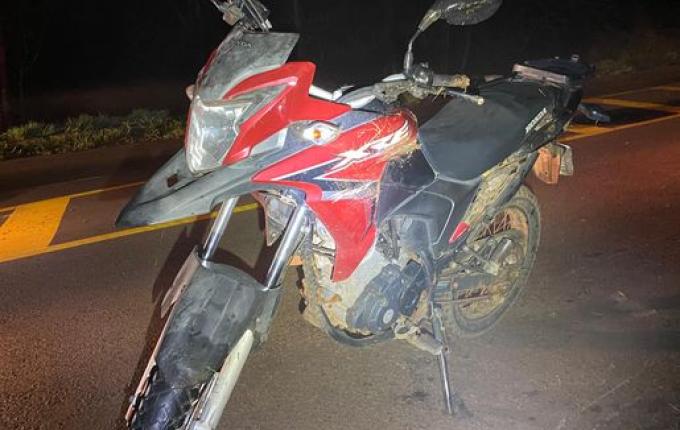 Colisão entre carro e moto deixa mulher ferida na SC-496, em Descanso