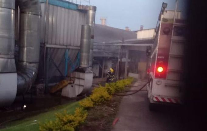 Bombeiros combatem incêndio em silo em Palma Sola
