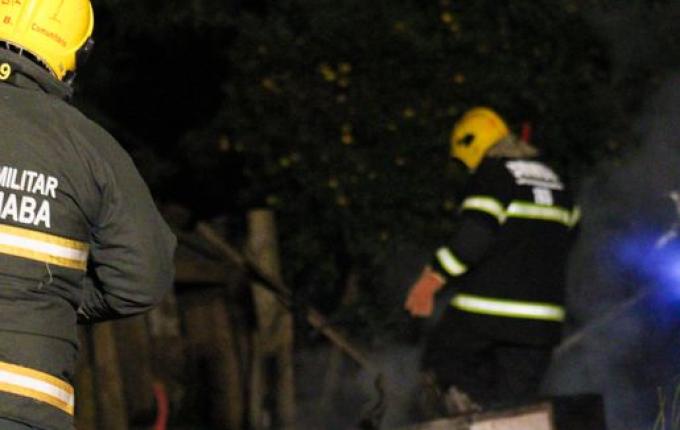 Casa é destruída por incêndio no interior de Barra Bonita