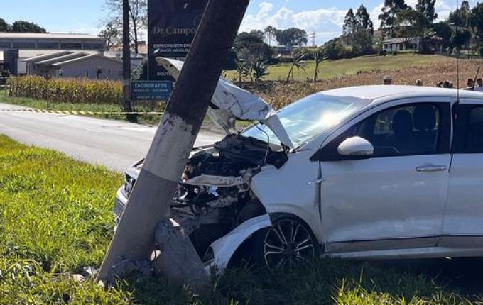 Veículo colide em poste e interdita avenida Willy Barth em SMOeste