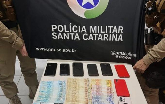 Três pessoas são presas por tráfico de drogas e porte ilegal de arma em SMOeste