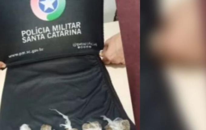 Homem é preso por tráfico de drogas e mandado de prisão ativo em SMOeste