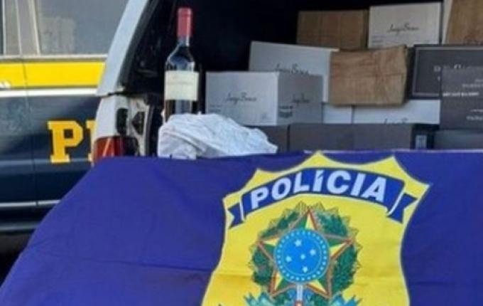 Carro de São Miguel do Oeste é apreendido com 580 garrafas de vinho na BR-282