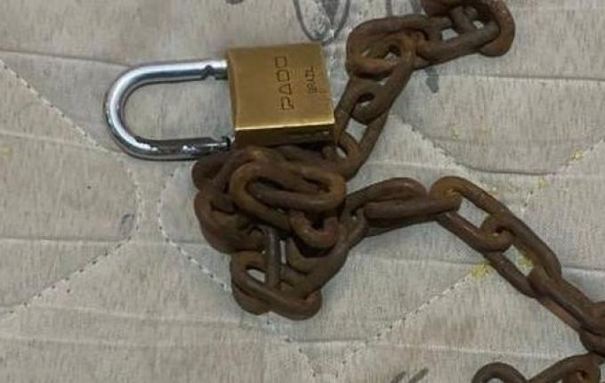 Adolescente de 17 anos é encontrada com os pés acorrentados em Itajaí