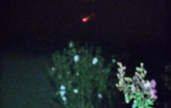 Bombeiros combatem incêndio em armazém de milho durante a madrugada