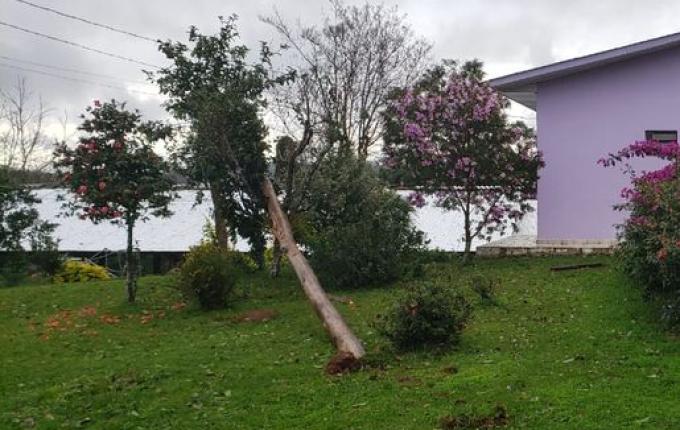 Galpão tem metade do telhado arrancado pelos fortes ventos em propriedade de Iporã do Oeste