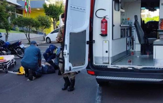 Motociclista bate em veículo parado após desviar de carro em Cedro