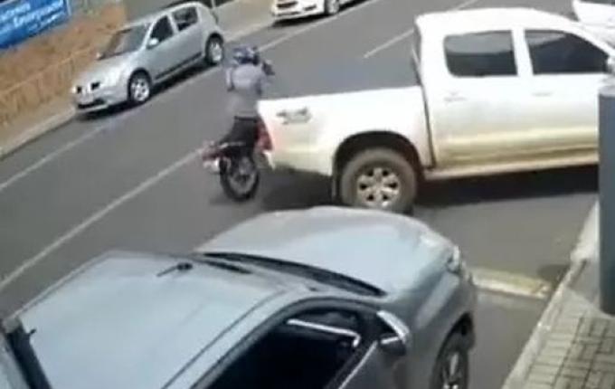 Homem que empinava moto bate em caminhonete e dá salto mortal em SC