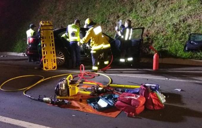 Acidente entre carro e caminhão furgão deixa duas pessoas feridas
