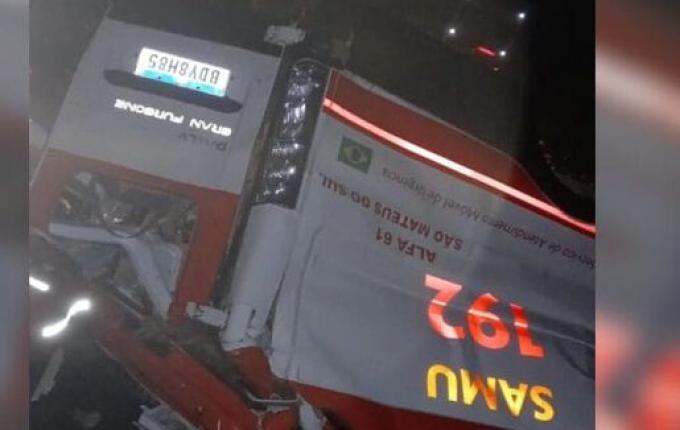 Médico, enfermeira e paciente morrem após ambulância bater em caminhão na BR-476
