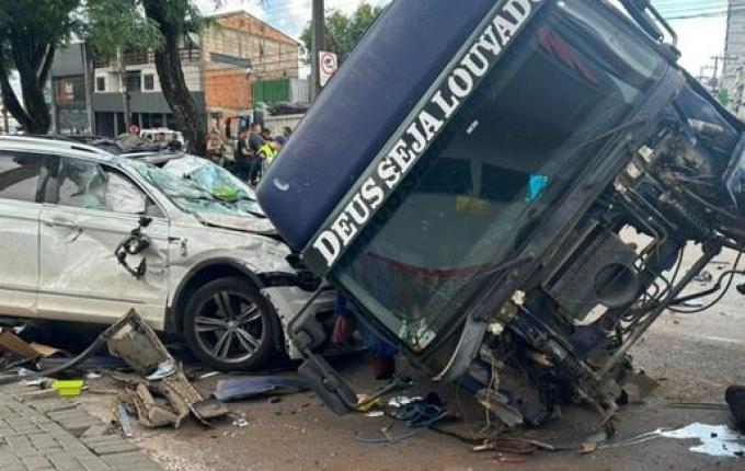 Carreta que atingiu 14 veículos apresentou falha mecânica horas antes do acidente em Chapecó