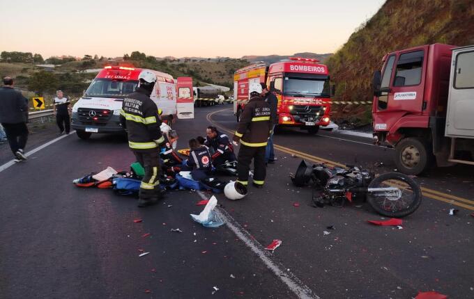 Acidente com caminhão de Chapecó deixa motociclista morto na Serra catarinense