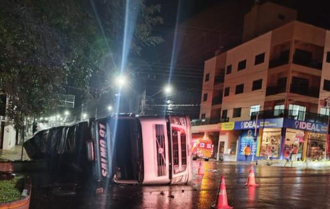 Carreta tomba no centro de São Lourenço do Oeste e motorista é encaminhado à UPA