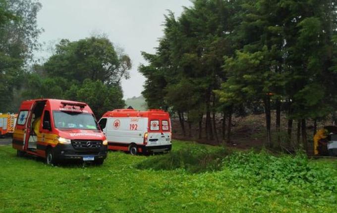 Saída de pista deixa duas pessoas feridas na BR-282, em Cunha Porã