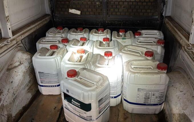 Motorista sem CNH é preso em SC com 300 litros de agrotóxicos proibidos no Brasil