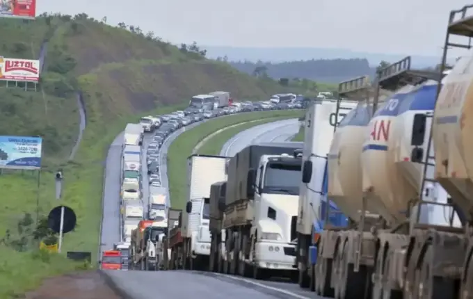 Câmara aprova anistia a multas aos caminhoneiros por bloqueios pós-eleições de 2022
