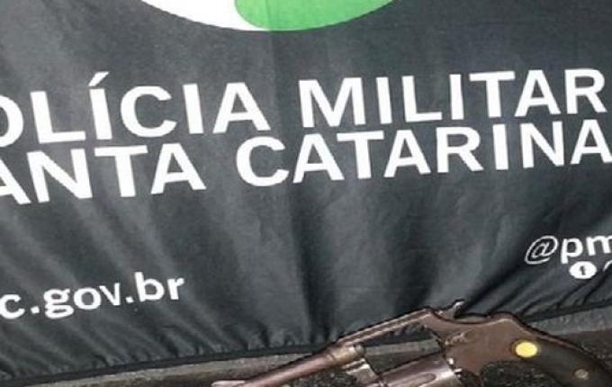Homens são detidos por porte ilegal de arma de fogo