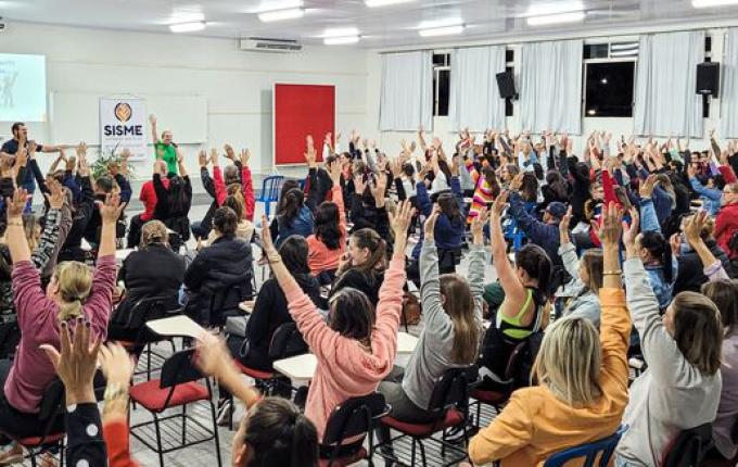 Servidores fazem assembleia e deflagram estado de greve em SMO