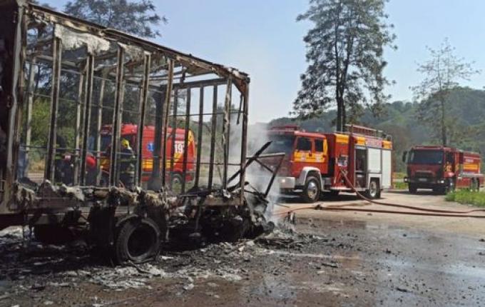 Caminhão é destruído por incêndio na BR-282